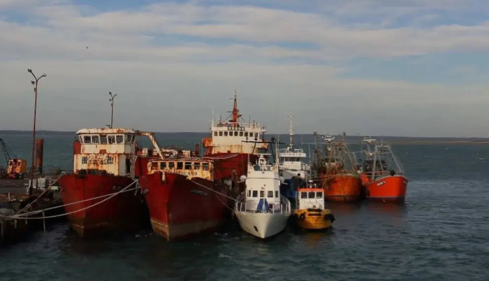 El Gobierno de Río Negro acompaña las actividades de rescate por el hundimiento de un barco pesquero