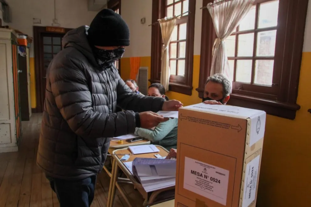 Se acercan los últimos votantes a minutos del cierre de urnas