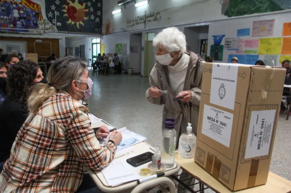 Pasado el mediodía la afluencia a las urnas es constante pero moderada