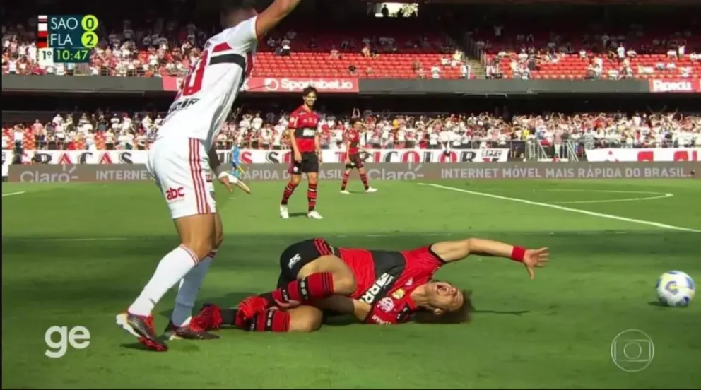Video: Jonathan Calleri no se midió y casi fractura a David Luiz