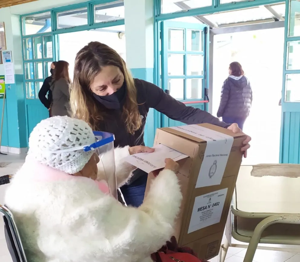 Con cien años, fue a votar y entonó un tangazo