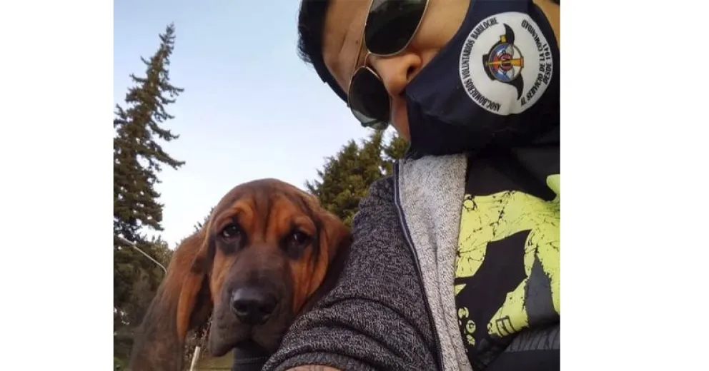 Venden llaveros y stickers para entrenar a Asher en rescate de personas