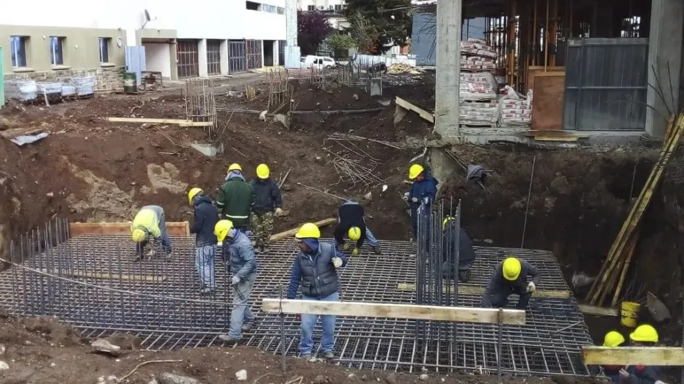 Tras el ensamble de la grúa empiezan los trabajos de altura en el Hospital Zonal
