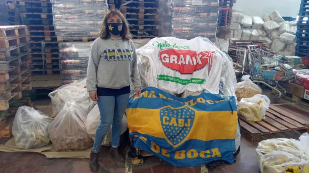 La Peña "Bariloche es de Boca" continua repartiendo galletitas a merenderos 