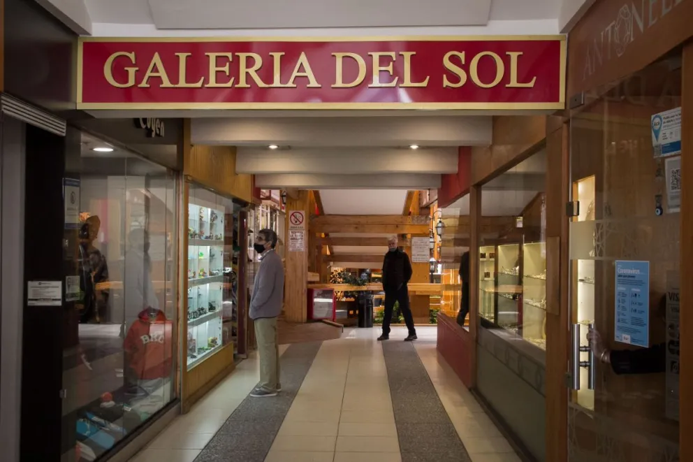 Quedó registrado en las cámaras robando indumentaria deportiva dos veces en 24 horas 