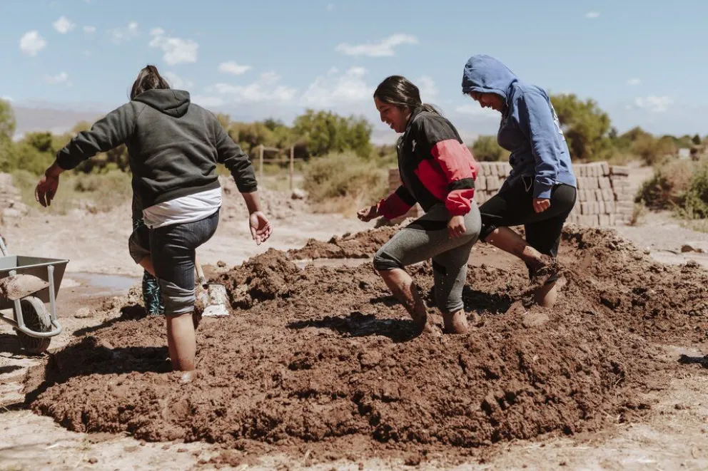 Mamás levantan casas de adobe: “Juntas construimos nuestro hogar”