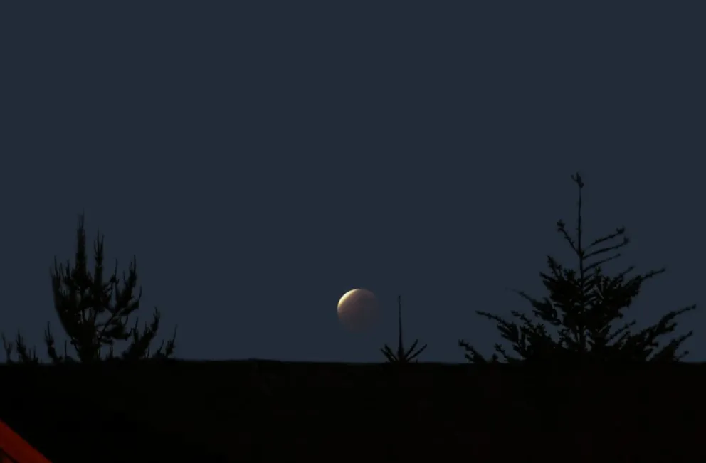 El eclipse lunar más largo del siglo lució en la madrugada barilochense 