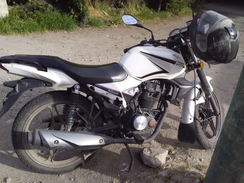 Un motociclista no cedió el paso e impactó con violencia a una camioneta