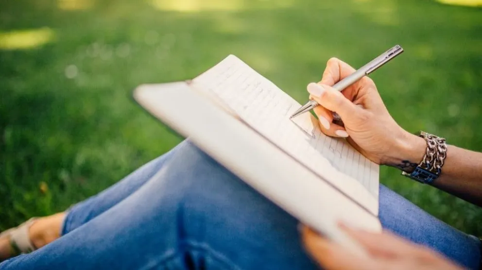 Agarrá la lapicera: un estudio afirma que escribir a mano hace que memorices mejor las cosas 