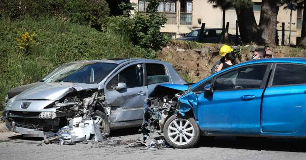Violento choque en La Paz: tres mayores y un menor tuvieron que ser trasladados en ambulancia