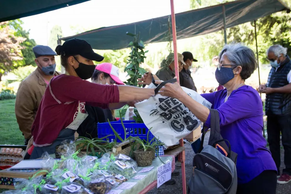 Arranca una nueva temporada de la Feria de Agricultores del Nahuel Huapi