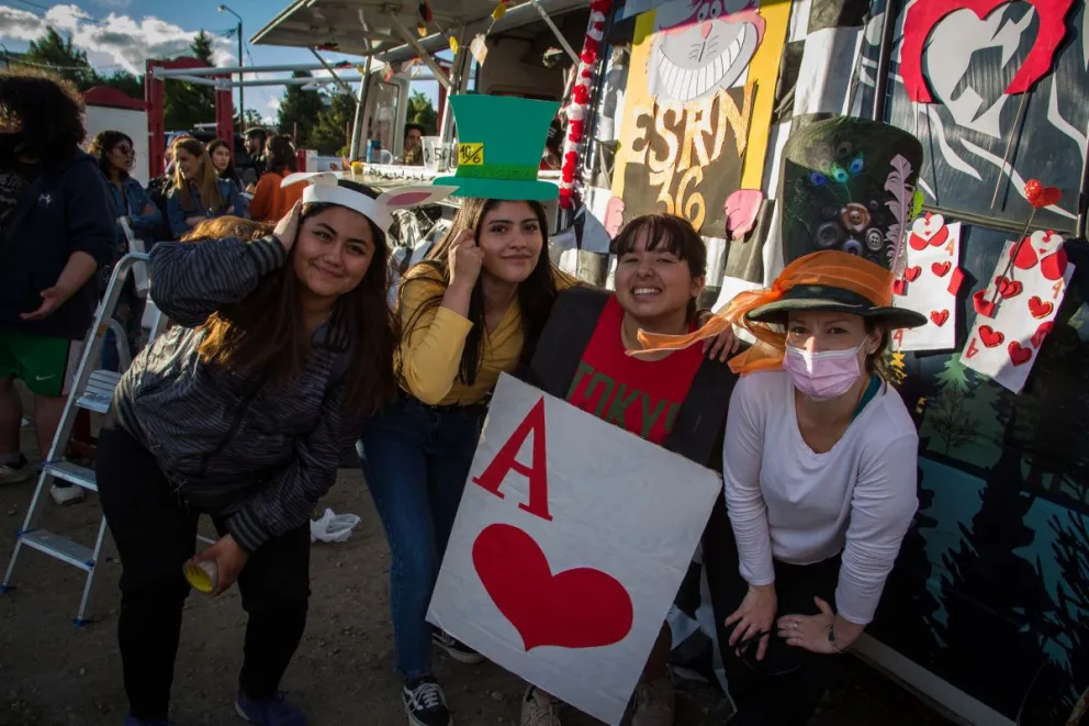 Chicas y chicos llenaron de color y entusiasmo el velódromo