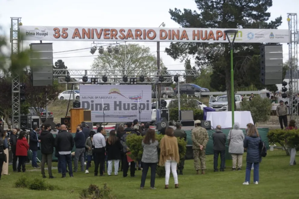 Domingo de fiesta en Dina Huapi: celebran sus 35 años con acto, desfile y mucho más