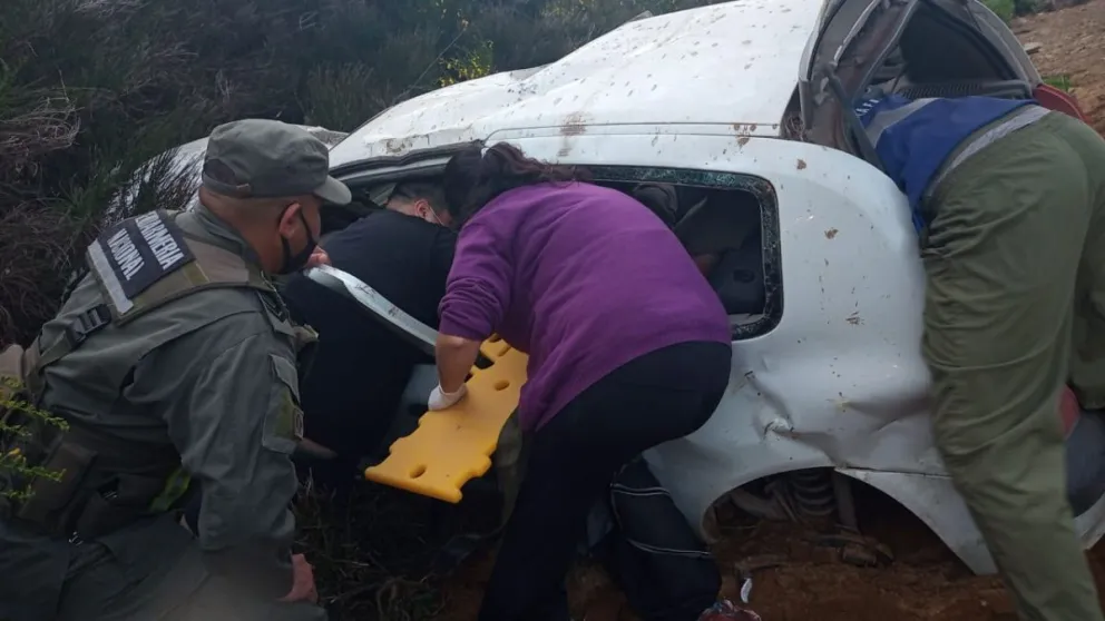 Quedó atrapado dentro del vehículo tras aparatoso vuelco en el Cañadón de la Mosca