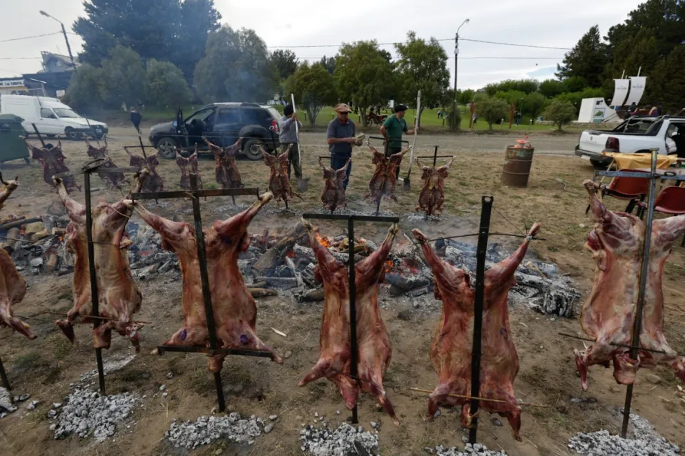 Entre aportes provinciales, discursos y aroma a cordero