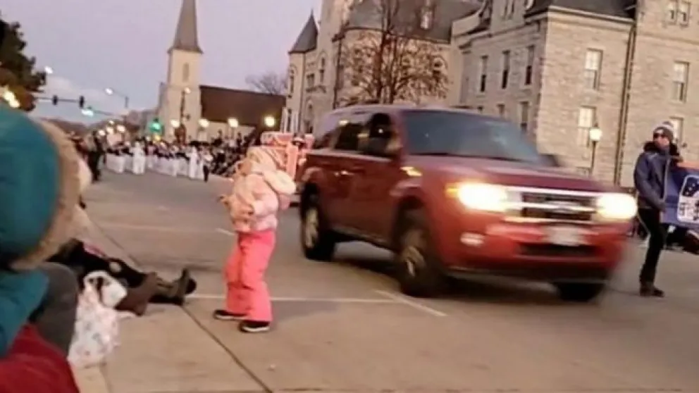 Video impactante: Atropelló con la camioneta a decenas de personas en un desfile navideño