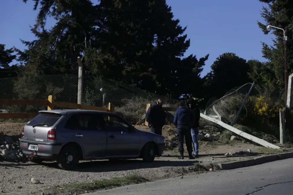 Un vehículo se desvió de la cinta asfáltica y terminó chocando contra un poste de luz