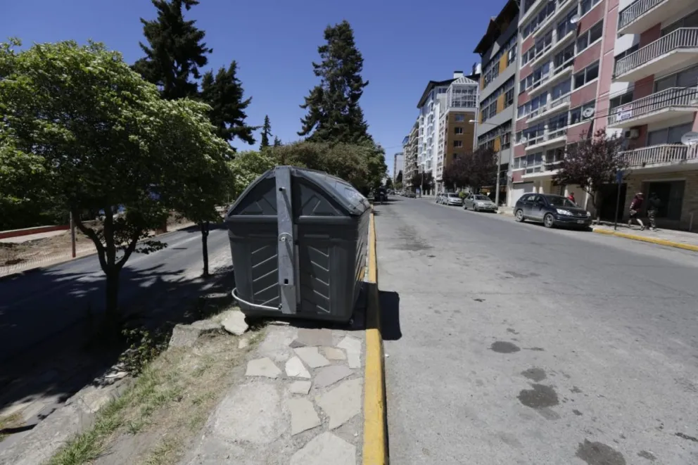 La Municipalidad alerta a la ciudad sobre las personas que duermen dentro de los contenedores
