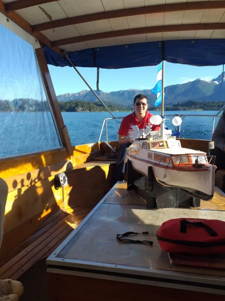 Joven barilochense fabricó un barco a escala que funciona a control remoto y tiene estación meteorológica 