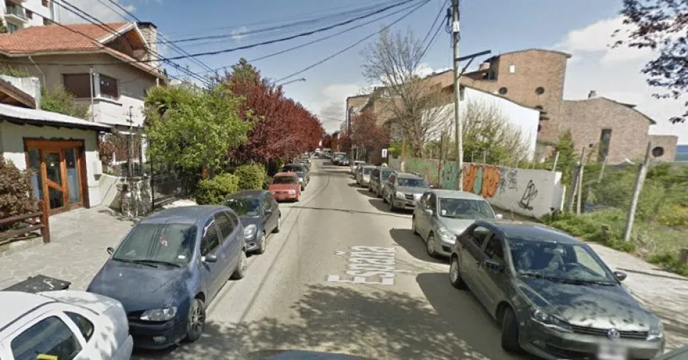 Un sujeto tajeó con un cuchillo las ruedas al auto de su pareja 