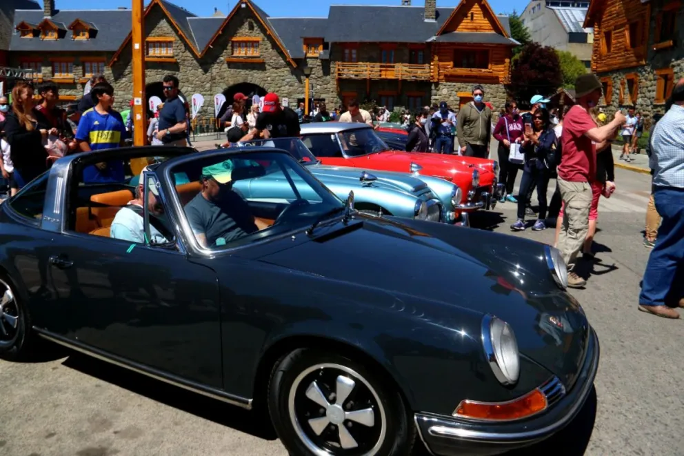 Barilochenses y turistas disfrutaron de las “naves” de las Mil Millas en el Centro Cívico