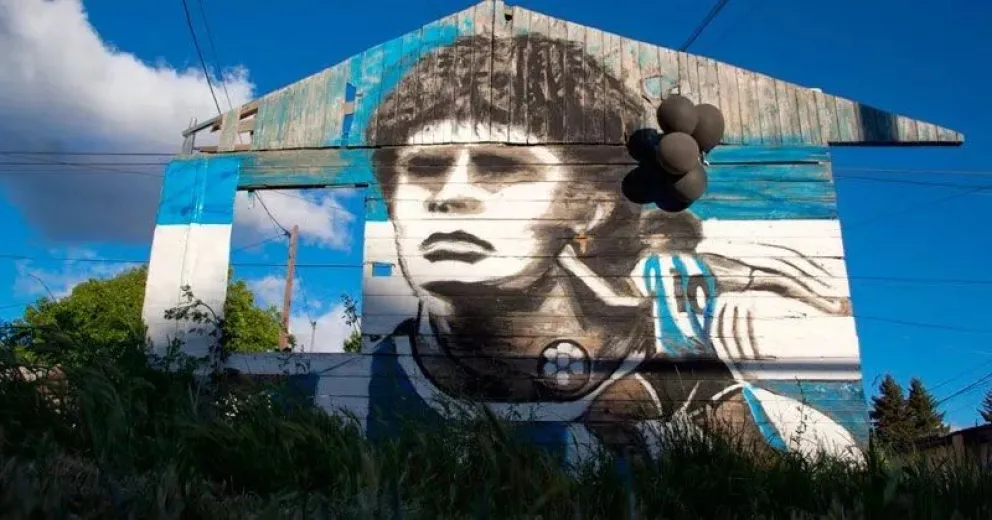 Algunos de los homenajes que se realizaron en Bariloche tras la muerte de Maradona