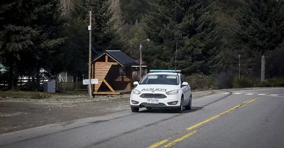 Dejó su auto estacionado en Villa Mascardi: la dejaron sin ruedas