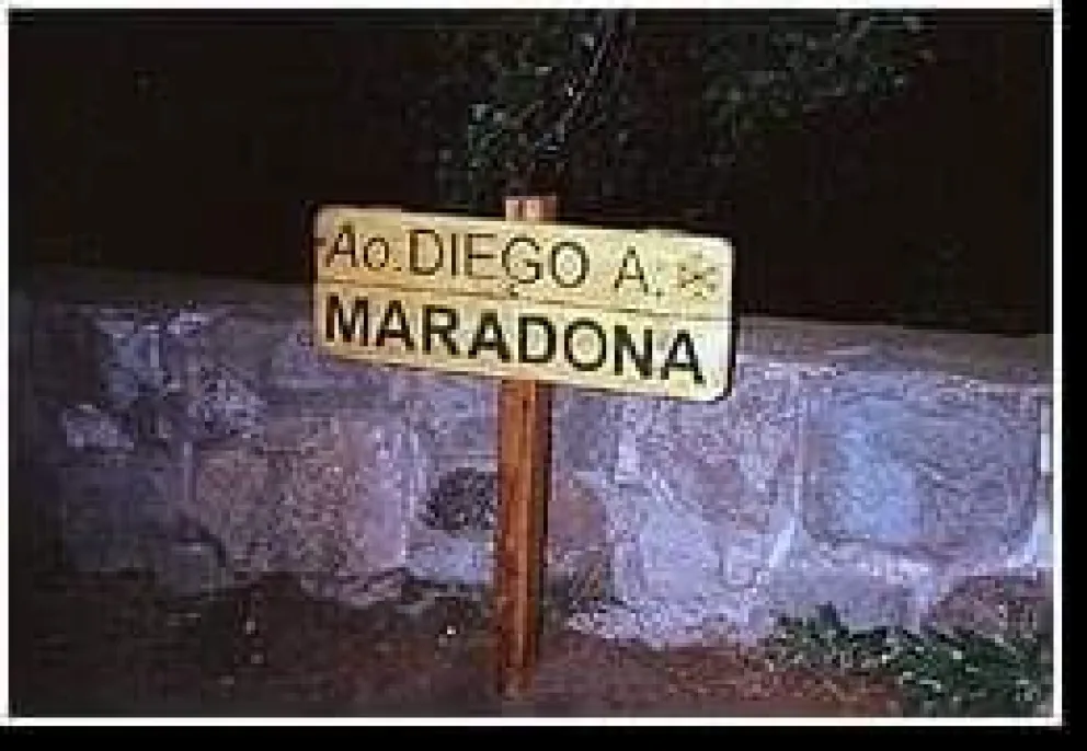 Actualmente, el cartel con la denominación "Arroyo Maradona" no existe, aunque aún, entre los fanáticos locales, lo nombran así
