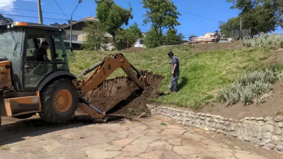 Comenzaron obras de puesta en valor de la plaza Perito Moreno