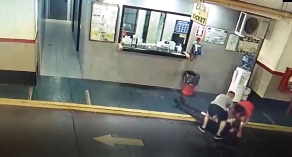 Se entregó el joven que golpeó y dejó inconsciente al playero de un estacionamiento
