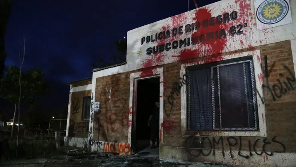 Marcha e intento de incendio de una comisaría