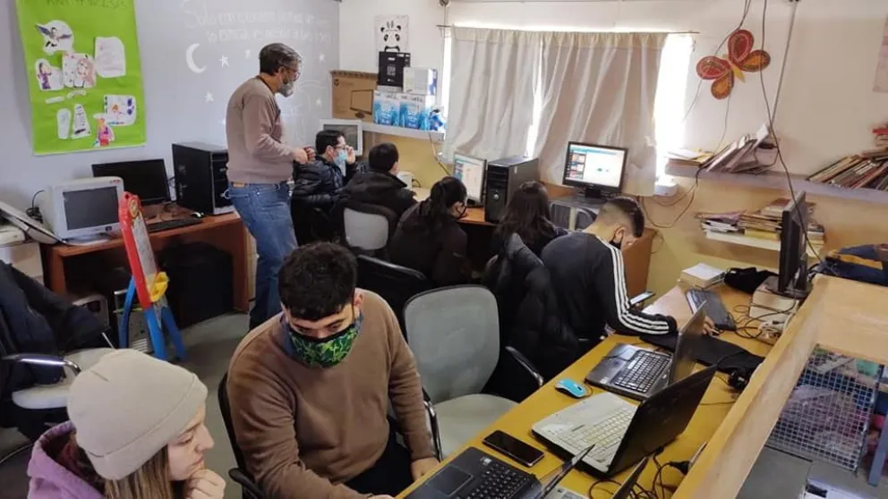 “Palabras de Barrio”, la revista de la Fábrica de Futuro, salió a la calle