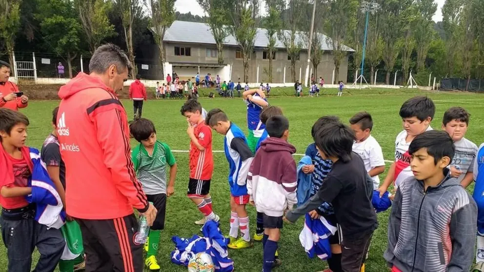 El papá de Marcelo Gallardo comienza la prueba de jugadores en Alas Argentinas