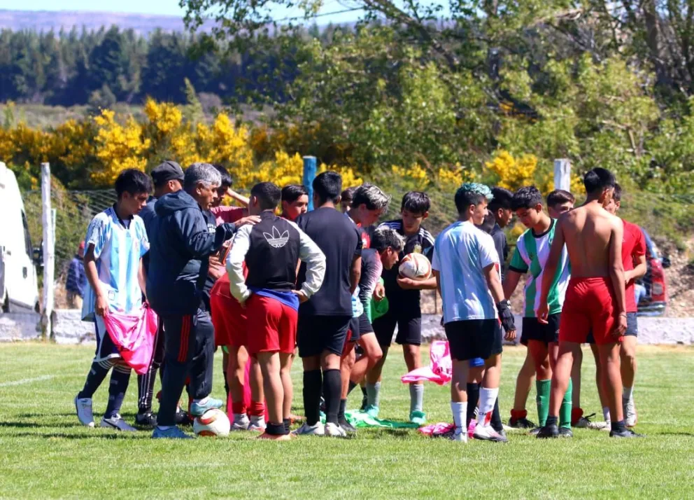 El papá del Muñeco Gallardo probó a chicos de cuatro categorías en Alas Argentinas