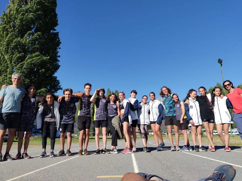 Destacado desempeño de la Escuela Municipal de Atletismo en El Hoyo 