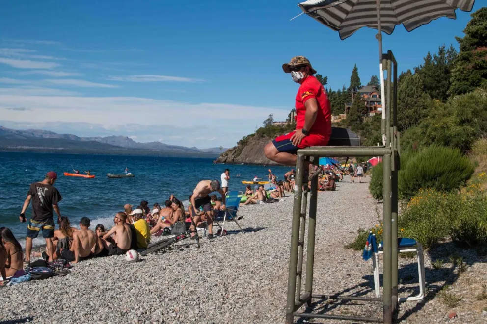 Entregan ropa y equipamiento de seguridad a guardavidas de Bariloche