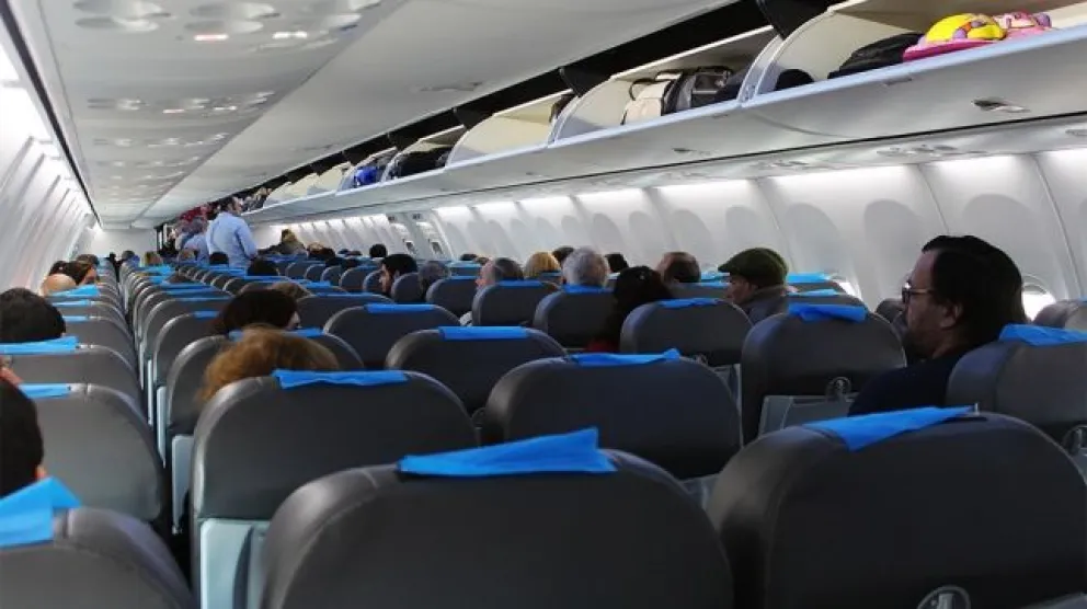Bajaron del avión a un pasajero argentino por no usar barbijo 