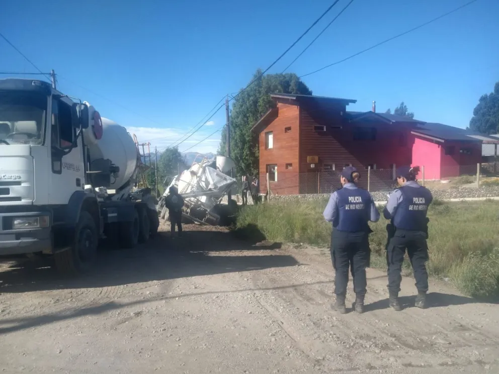 Un camión mezclador cayó en un zanjón en Melipal y fue ardua la tarea para recuperarlo