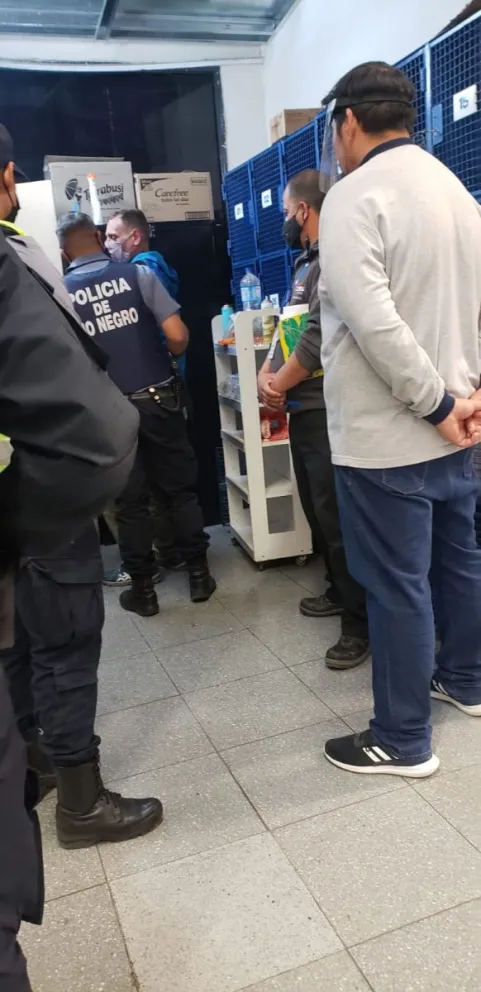 Sorprenden a un hombre armado en un supermercado