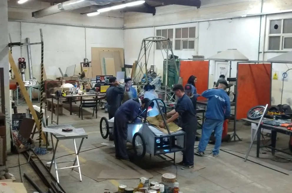 En Buenos Aires: alumnos de Bariloche en competencia de autos de emisión 0 