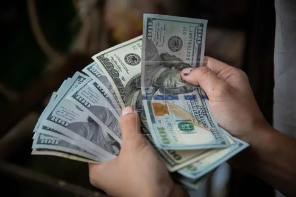 Cómo seguirá la inflación y cuánto estará el dólar para las vacaciones de 2022  