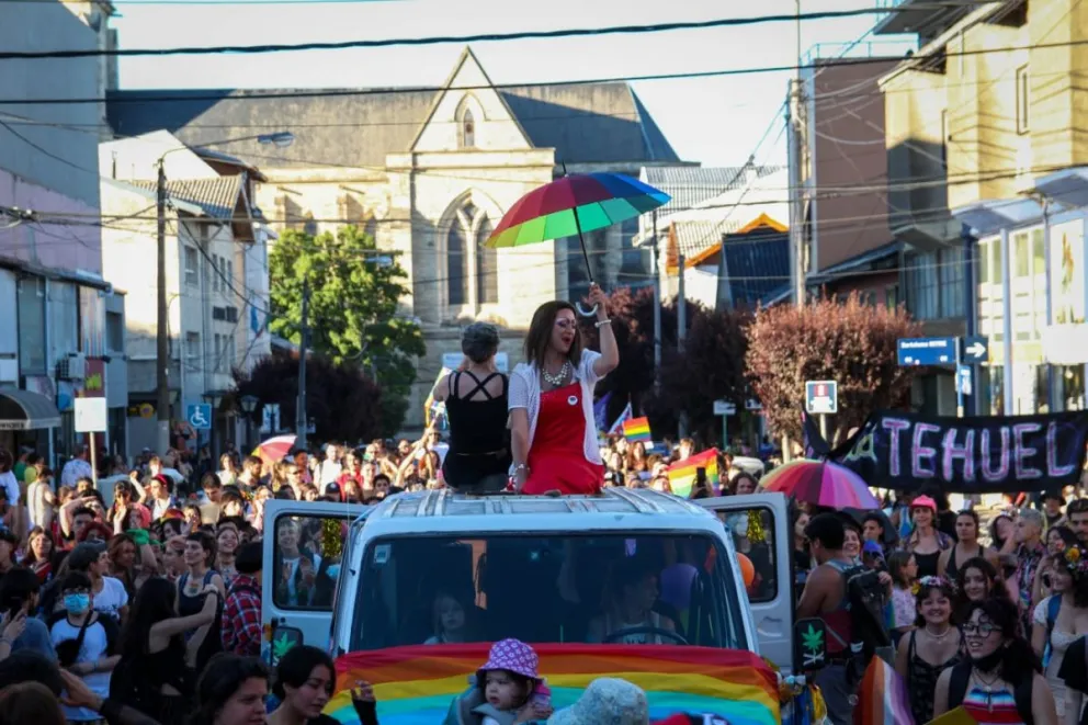 La 9ª edición de la Marcha del Orgullo pintó un arcoíris en Bariloche