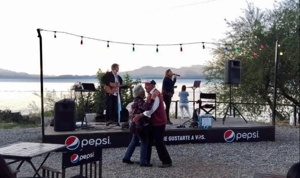 ¡Que vuelvan los lentos! una pareja cautivó a turistas y residentes 