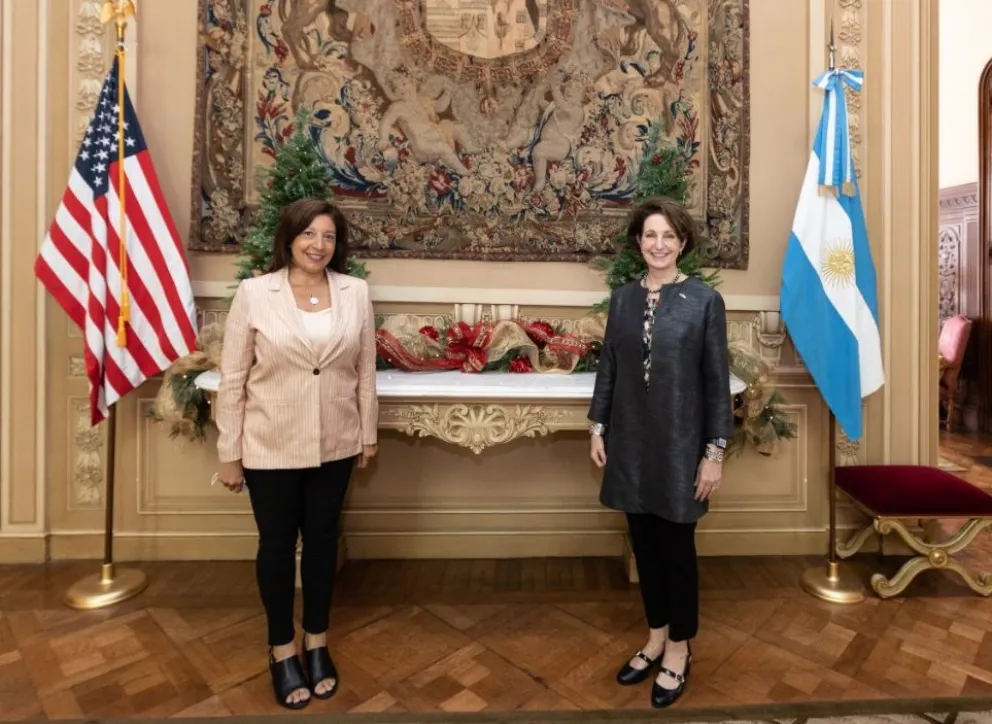 Carreras visitó la Embajada de Estados Unidos