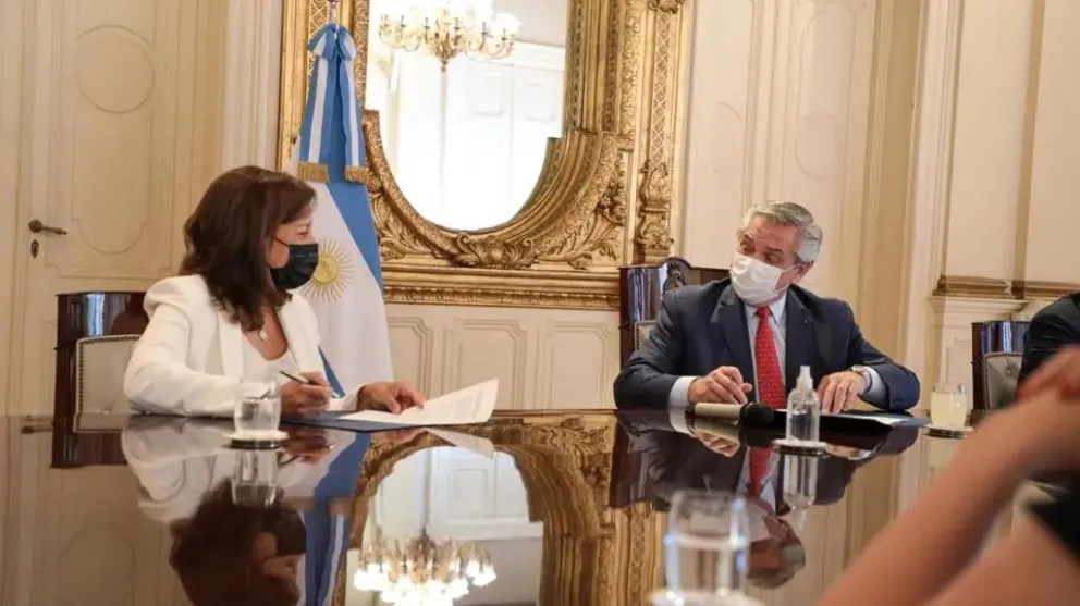 La gobernadora y el presidente firmaron convenio para crear la Zona Franca de Sierra Grande  