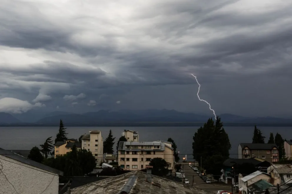 ¿Habrá tormenta eléctrica para el final del Día de la Madre en Bariloche?  