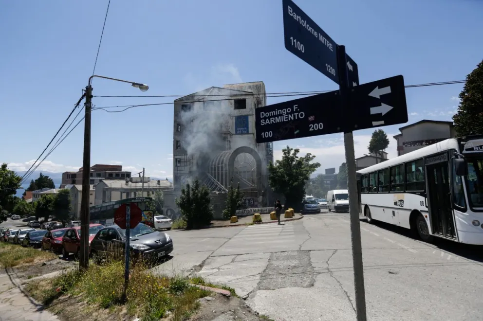 Ardieron residuos, colchones y cajones de madera en el abandonado edificio de Arbos