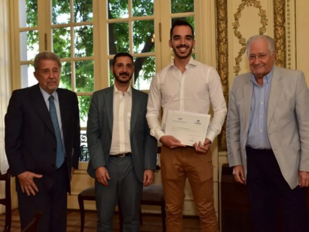 Recién egresado del Balseiro fue premiado por el Centro Argentino de Ingenieros