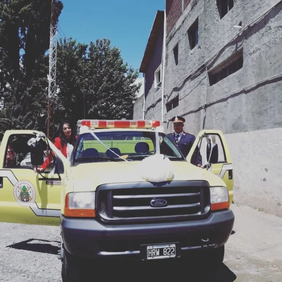 Un bombero y su pareja dieron el sí y se trasladaron en una camioneta del cuartel 