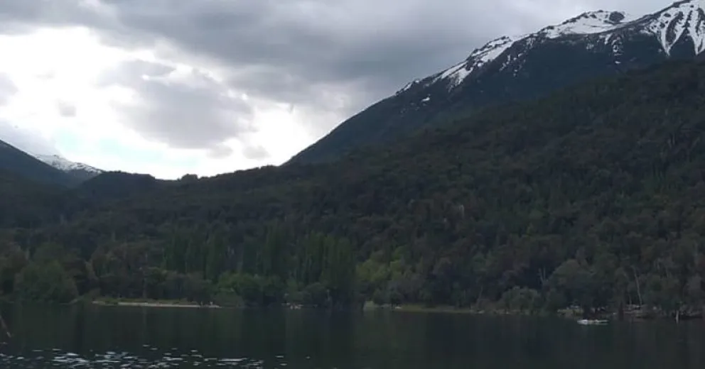 Personal de Parques Nacionales combate tres focos de incendio en lago Martín 